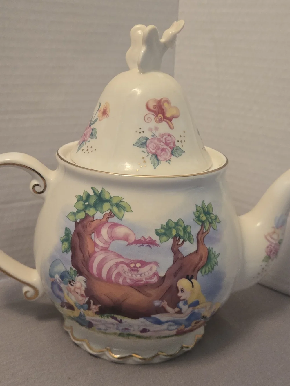 DISNEY PARKS ALICE IN WONDERLAND CHESHIRE CAT CERAMIC TEAPOT  W/ BOX